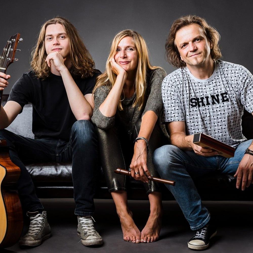 JustBrill!-unplugged Promofoto quer dkl