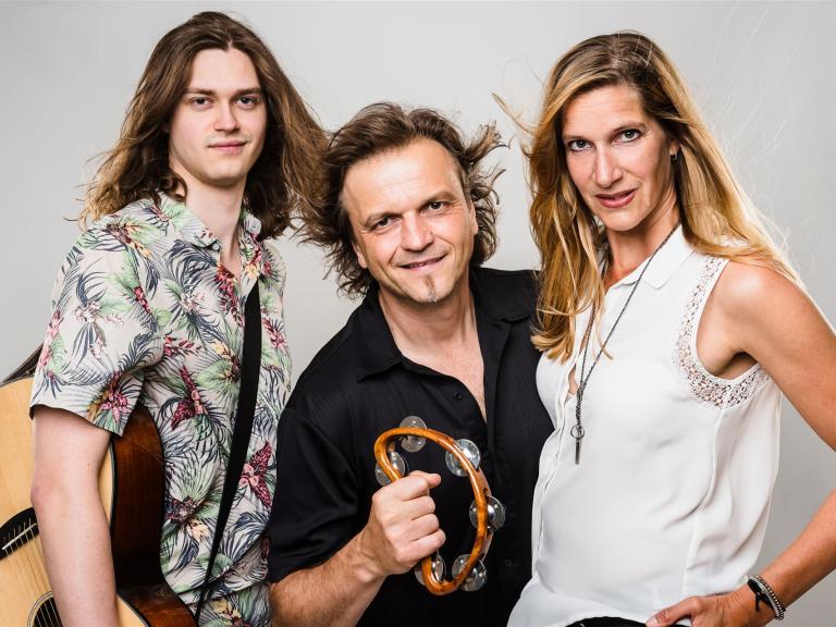 JustBrill!-unplugged Promofoto quer